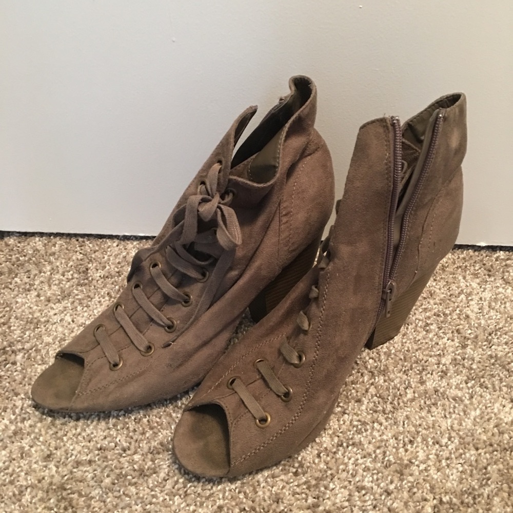 Peep toe heeled Boots